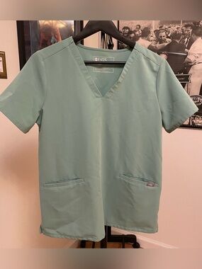 FIGS Women Casma 3 Pocket Scrub Top in Jade size Medium